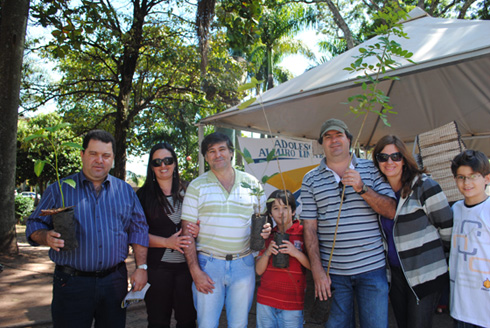 Vereador Fabinho e Dr. Lemo com a família e amigos prestigiando o Dia da Consciência Ambiental